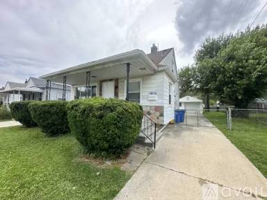 Main picture of 21587 Syracuse Ave