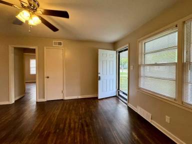 Main picture of 620 S Drury Ln