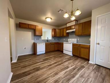 Main picture of 8508 N Phillips Ave