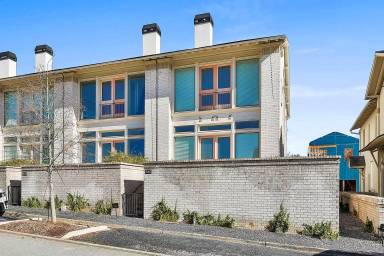 Main picture of 560 Heatherden Ave