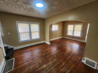 Main picture of 1304 W 5th St