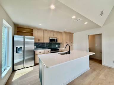 Main picture of 411 W San Antonio St