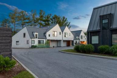Main picture of 2412 Richmond Rd