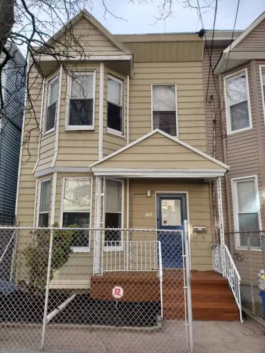 Main picture of 184 3rd St