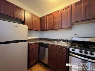 Main picture of 818 W Diversey Pkwy