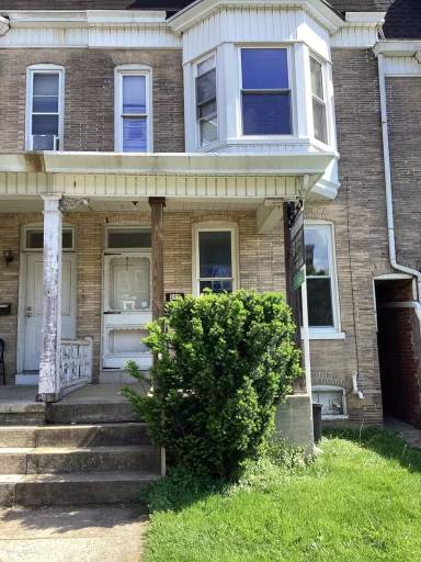 Main picture of 240 W Jackson St