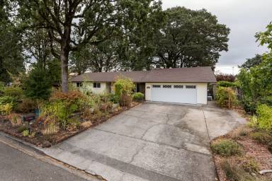 Main picture of 814 Cedaroak St