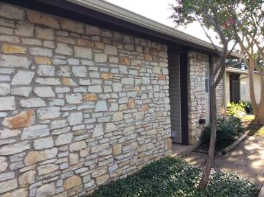 Main picture of 2100 Windsor Dr