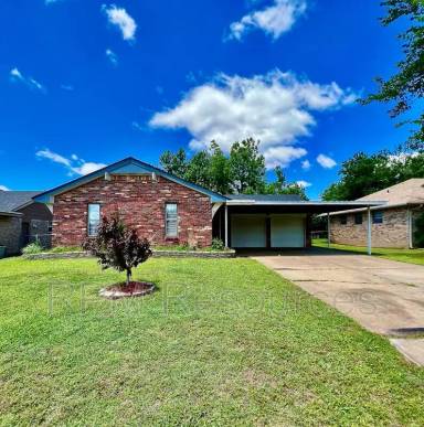 Main picture of 909 Highlander Dr
