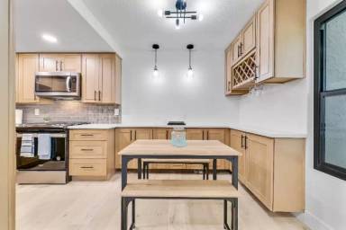 Main picture of 21782 Brookhurst St