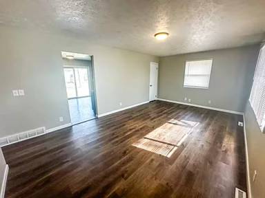 Main picture of 5611 S 113th St