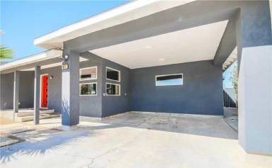 Main picture of 811 E Oakey Blvd