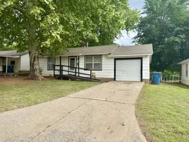 Main picture of 1008 S Locust Dr