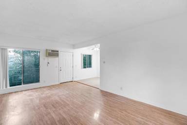 Main picture of 5923 Carlton Way
