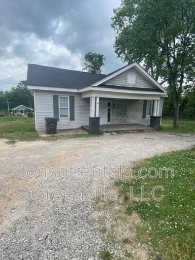 Main picture of 695 Hugh St