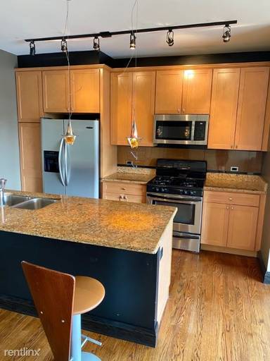 Main picture of 834 W Montrose Ave