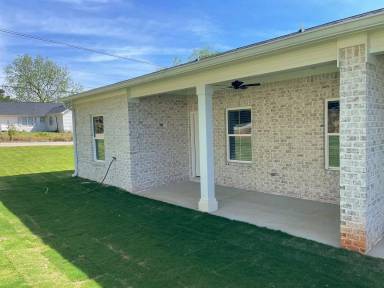Main picture of 1300 Spring Dr