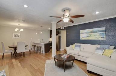 Main picture of 807 W Lynn St