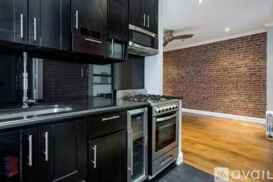 Main picture of 326 E 100th St