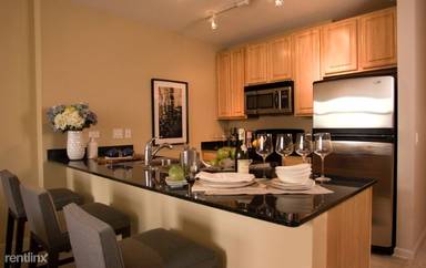 Main picture of 455 N Milwaukee Ave