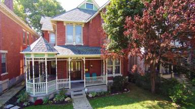 Main picture of 101 W Hubbard Ave
