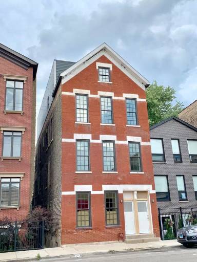 Main picture of 2235 N Clybourn Ave