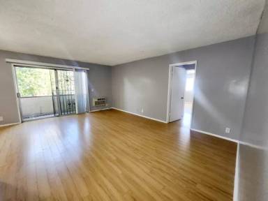 Main picture of 425 N Hobart Blvd