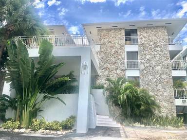 Main picture of 2545 S Bayshore Dr