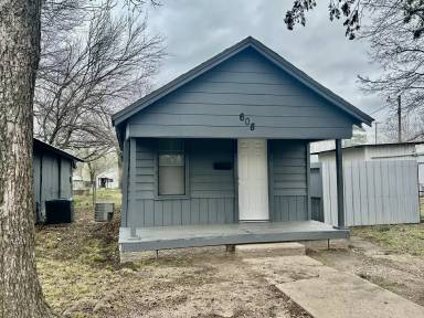 Main picture of 608 W 4th St