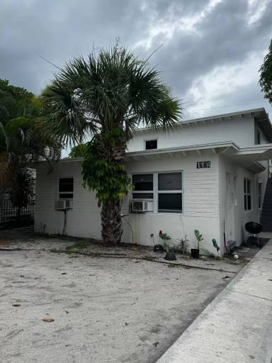 Main picture of 1104 State St