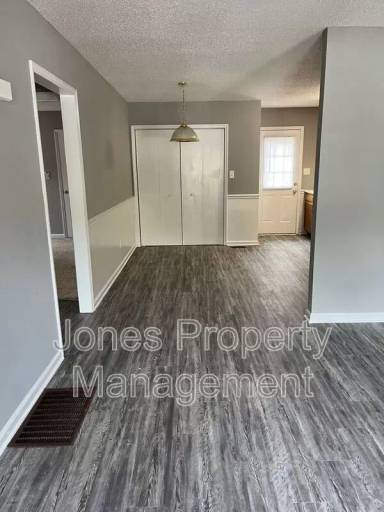 Main picture of 2628 White Oak Ln