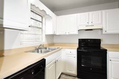 Main picture of 915 SW 61st St