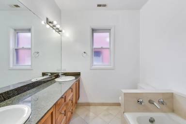 Main picture of 1449 N Wicker Park Ave