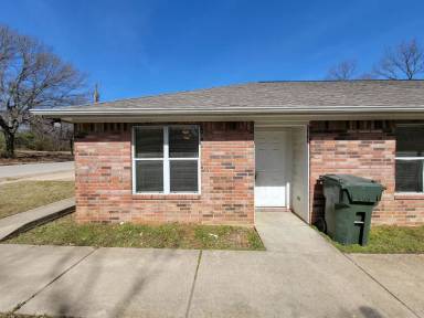 Main picture of 2215 N Palace Ave