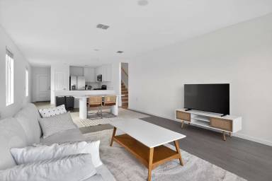 Main picture of 1451 Neria Loop