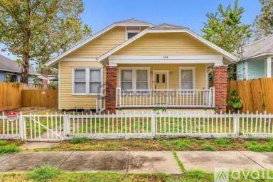 Main picture of 404 Cosmos St