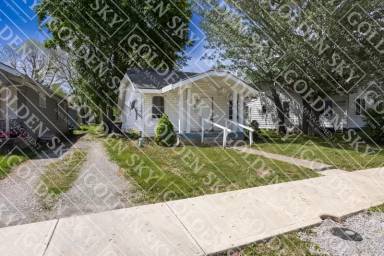 Main picture of 1823 Halford St