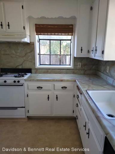Main picture of 1721 Elm St