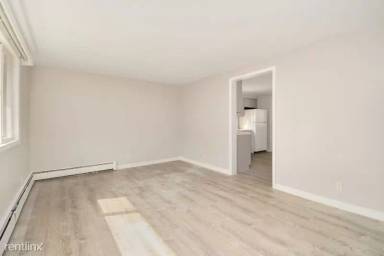 Main picture of 919 E 8th St