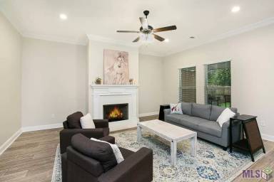 Main picture of 124 Lake Breeze Dr