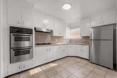 Main picture of 642 W 74th St