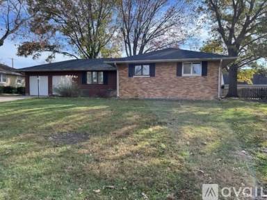 Main picture of 904 W Broadmoor St