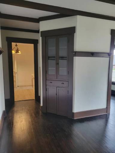 Main picture of 123 E 8th St