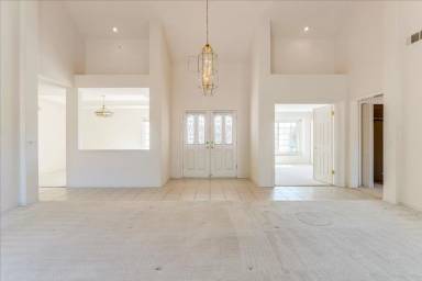Main picture of 2406 Longdrive Ln