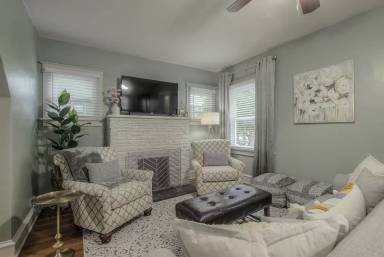 Main picture of 1145 W 41st Ter