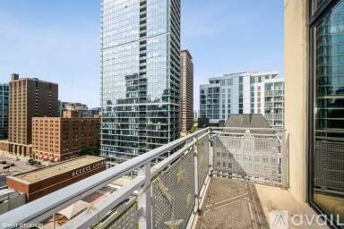 Main picture of 744 N Clark St