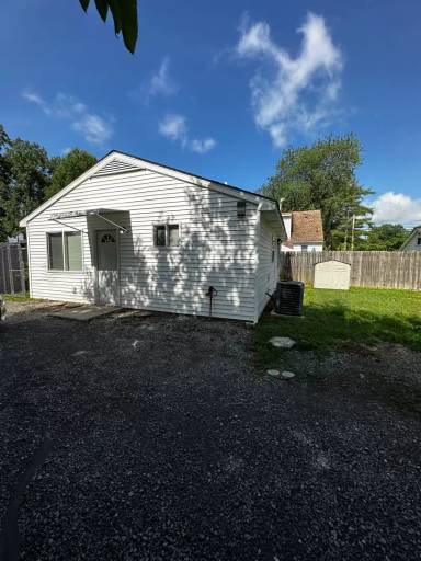 Main picture of 805 S Russell St