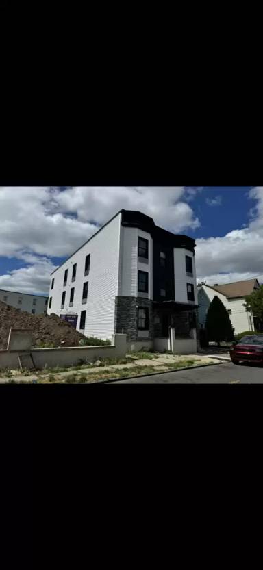 Main picture of 124 Putnam St