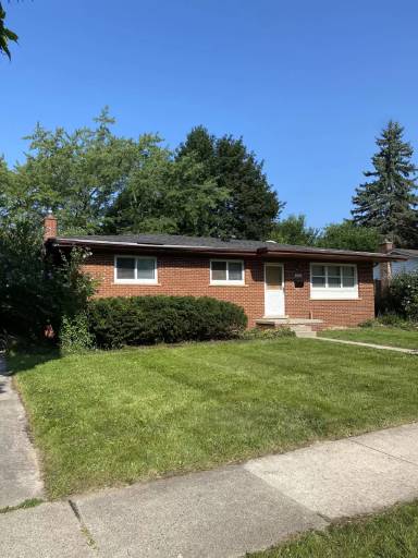 Main picture of 1029 N Maple Rd