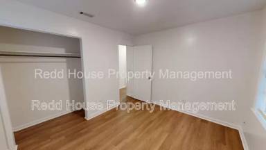 Main picture of 215 Meadowbrook Dr